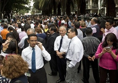 Người dân hoảng hốt tháo chạy ra đường vì động đất