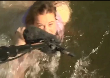 Nữ phóng viên ngã ngửa xuống sông khi tác nghiệp