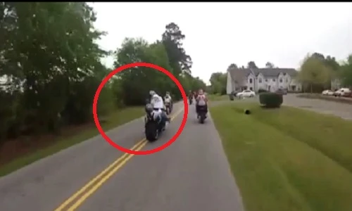 Gái trẻ bị rơi khỏi xe mô tô sau cú rồ ga