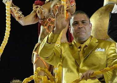 "Ro béo" uốn éo cùng các vũ công sexy