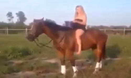 Gái trẻ ngã ngựa vì dội nước đá lạnh