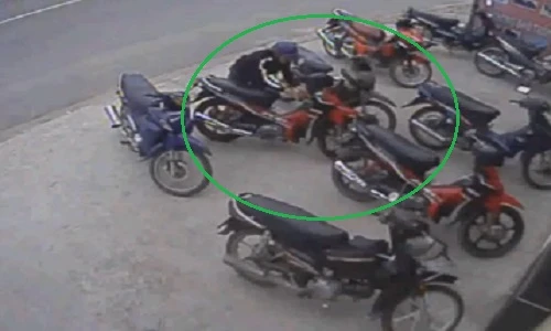 Trộm xe máy bất thành, bị nhân viên rượt đuổi ném ghế