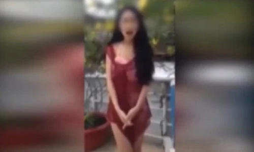 Hotgirl lột váy, dội nước đá lạnh gây phản cảm