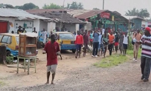 Bệnh nhân Ebola trốn viện lang thang kiếm thức ăn