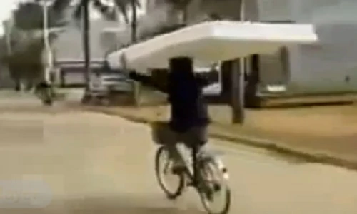 Kinh ngạc cảnh nam thanh niên thả hai tay đi xe đạp