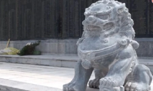 Sư tử đá nhe nanh trong...Đài tưởng niệm liệt sỹ