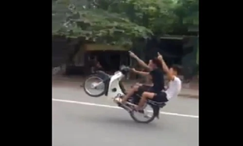 Quái xế liều mình thả tay, bốc đầu xe máy 