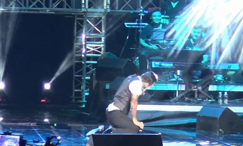 Phì cười với pha “vồ ếch” của Tuấn Hưng trên sân khấu