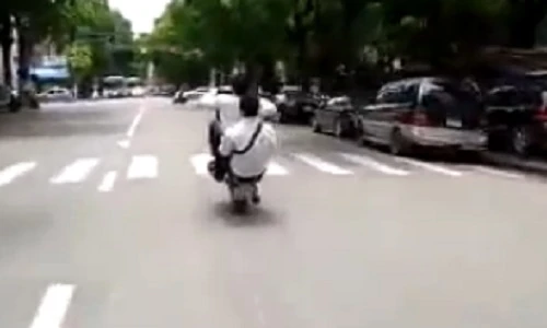 Quái xế giỡn mặt tử thần... bốc đầu xe quanh hồ Hoàn Kiếm