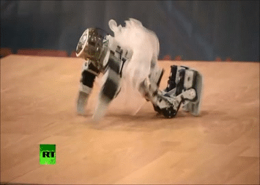 Rô-bốt mặc váy, nhảy múa như người thật