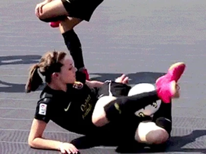 Ảnh động cười ra nước mắt (P50): Nữ cầu thủ siêu tài