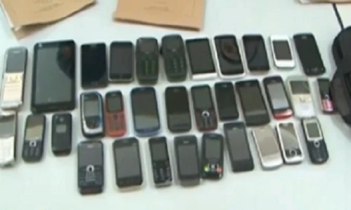 Siêu trộm vét sạch cửa hàng điện thoại trong 1 đêm