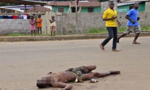 Nhói lòng thi thể người bệnh Ebola liệt ngoài đường