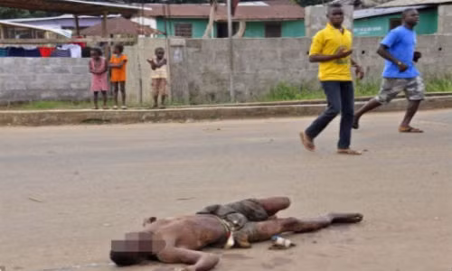 Nhói lòng thi thể người bệnh Ebola liệt ngoài đường