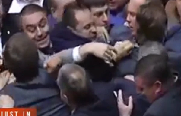 Clip các ông nghị Ukraine ẩu đả khi bàn về miền đông