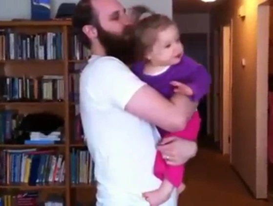 Clip siêu hài: Bé khóc khi thấy bố không có râu (30)