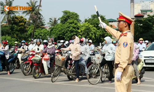 CSGT Hà Nội căng mình dưới nắng như đổ lửa