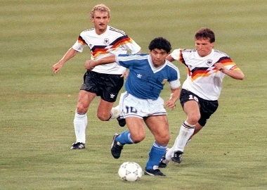 Những pha bóng “ma thuật” của Maradona