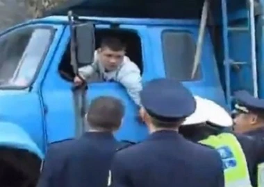 Tài xế cụt tay khóc lóc, xin cảnh sát tiếp tục lái xe