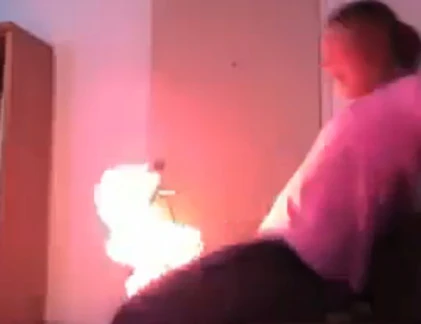 Đang nhảy tưng tưng thì bị lửa thiêu