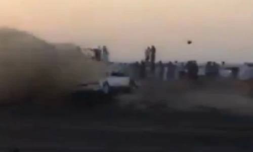 Lái xe văng khỏi ô tô trong lúc trình diễn