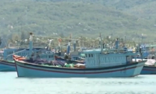 Công an bảo vệ đồ nghề đánh bắt cá cho ngư dân