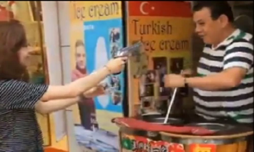 Trêu gái trẻ... nam nhân viên bán kem suýt ăn đạn
