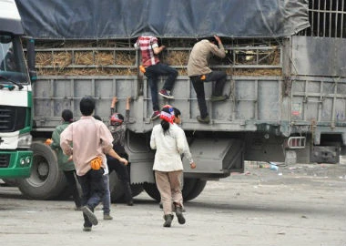 “Người nhện” chạy thục mạng, leo thùng xe tải... mót dưa