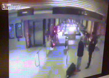 Tàu điện “leo” thang cuốn ở sân bay