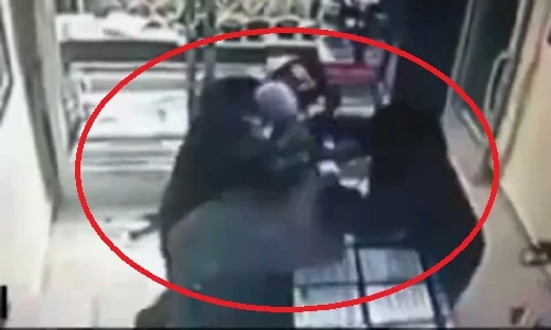 Chủ tiệm vàng một mình dũng cảm chống 3 tên cướp