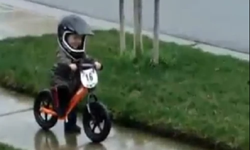 Em bé tập đi xe đạp siêu hài hước