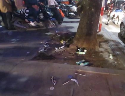 Hình ảnh nhức mắt đêm Noel: Xả rác + dịch vụ... "cá kiếm"