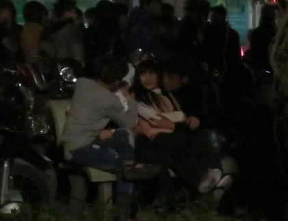 Hồ Gươm đêm Noel: Trai gái cứ là... ôm ấp, sờ mó