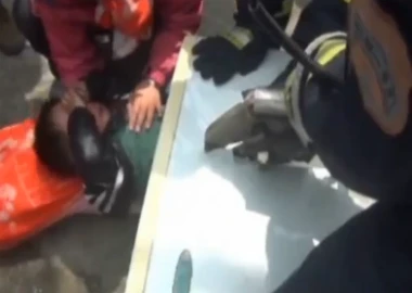 Nghẹt thở giải cứu bé trai 2 tuổi bị kẹt trong máy giặt