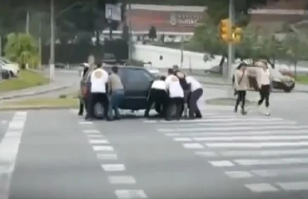 Xế hộp bị nhấc bổng can tội vượt đèn đỏ