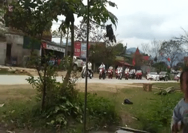 Xem dàn mô tô khủng... nghi “lậu” dẫn đoàn rước dâu quê