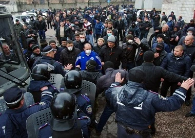 Cảnh báo nội chiến cận kề tại Ukraine