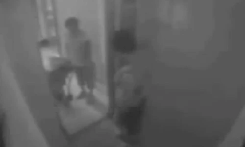 Kinh hoàng cửa thang máy cuốn hành khách tử vong