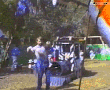 Khi bé đi chơi với bố...