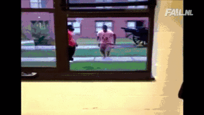 Chàng béo vượt cửa sổ.