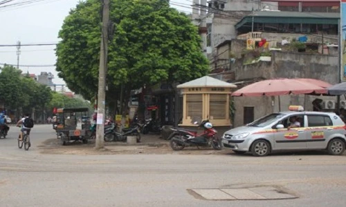 Bốt cảnh sát giao thông Hà Nội biến thành… nhà sửa xe