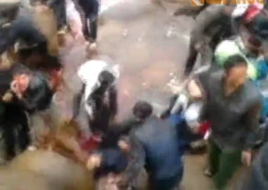 Clip máu chảy đỏ suối trong vụ sập cầu treo ở Lai Châu