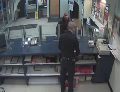 Trai trẻ thách thức, nhổ nước bọt vào mặt cảnh sát