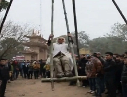 Cụ ông tóc bạc phơ "đuổi" trai trẻ để chơi đu tiên một mình