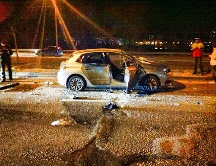 Cảnh sát đập nát xe người đi đường