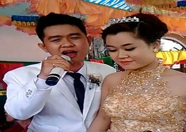 Chú rể hát ráp chất lừ trong ngày cưới
