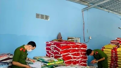 Cà Mau thu giữ 77 tấn phân bón, chế phẩm thủy sản không rõ nguồn gốc