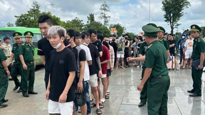 85 công dân Việt liên quan lừa đảo bị trao trả từ Campuchia về Đồng Nai