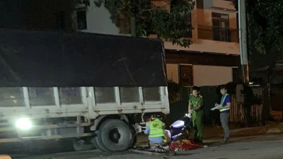 TP HCM: Xe máy tông đuôi xe tải, người đàn ông tử vong tại chỗ