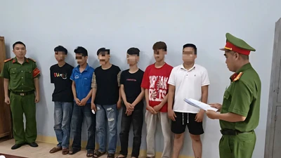 Mang dao tự chế đi “dạo”, 6 đối tượng ở Đà Nẵng tấn công người vô cớ